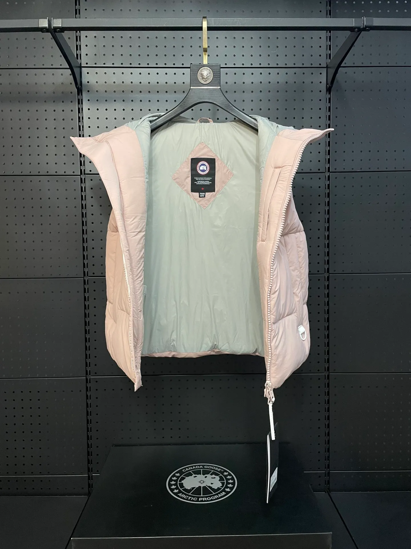 P500 Style number: Y108 soft light powder, top pure quality, white label capsule vest for couples, design concept: new limited edition white label vest, same style for men and women, filled with 625 fill power white goose down, and the fabric has a satin feel. Suitable for wearing in spring and autumn in various cities, this round neck design is classic and versatile, and has good thermal insulation effect! Fabric + Features: Fabric: 85% polyester, 15% cotton, windproof and waterproof Lining: 100% polyester, windproof and waterproof Filling: 80% pure white duck down, 20% pure white feather Fill power: 625 Care instructions: Dry clean Pockets: Straight insert + diagonal insert Pocket Zipper: Genuine ykk two-way entrance zipper tei temperature and feeling index 1: lightweight minus 5 degrees to 5 degrees. Technology: The fabric is made of cordura polyamide fabric, which is a new functional fabric and a leading technology product. The durability is 2 times higher than ordinary nylon fabric. Wear resistance, strong tear resistance, good hand feel and good color.   The liner is filled with imported 625 fill power 80 white duck down, and the liner is reinforced with anti-runaway velvet liner. The fly on the front center fly is designed with snap buttons to prevent ventilation and rain. Whether it is hiking, urban walking or polar exploration, this style can help you find the Canada Goose vest that suits your body, activities and lifestyle. Size: XS-XL